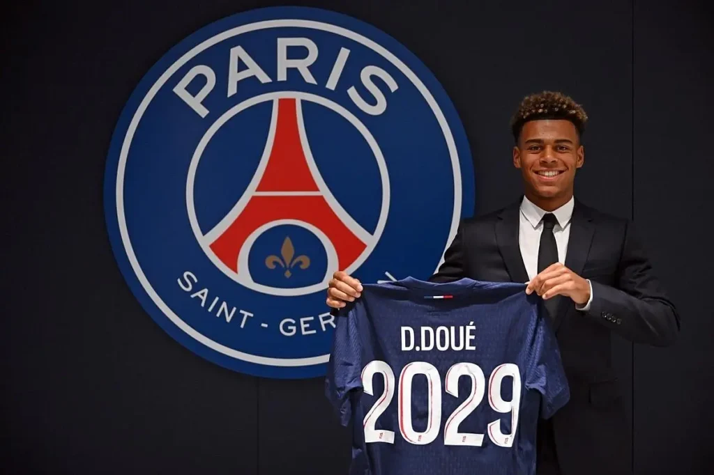 En août 2024, il rejoint le Paris Saint-Germain pour un montant estimé à 60 millions d'euros