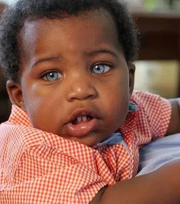 laren galloway bébé noir aux yeux bleus