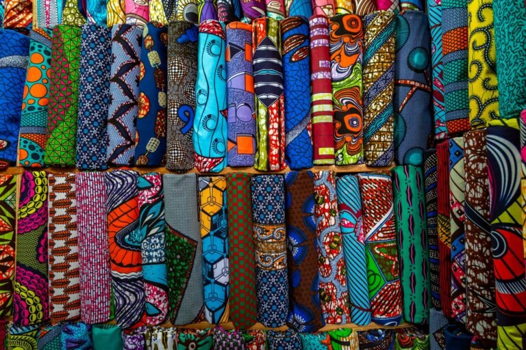 Découvrez l'histoire du wax hollandais, ce tissu né en Indonésie devenu symbole de l'élégance africaine. Origines, fabrication et significations.