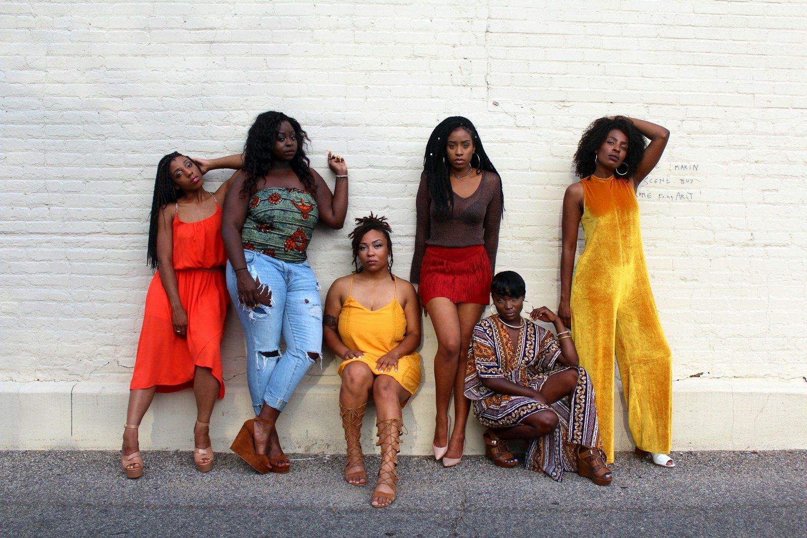 six women leaning on white wall - magazine afro france