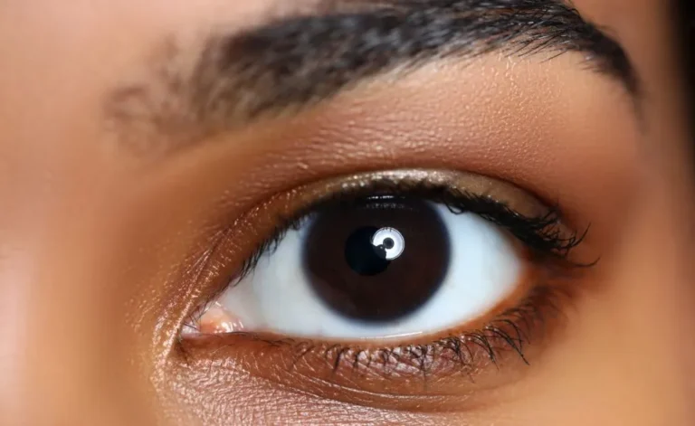 avoir les yeux noirs