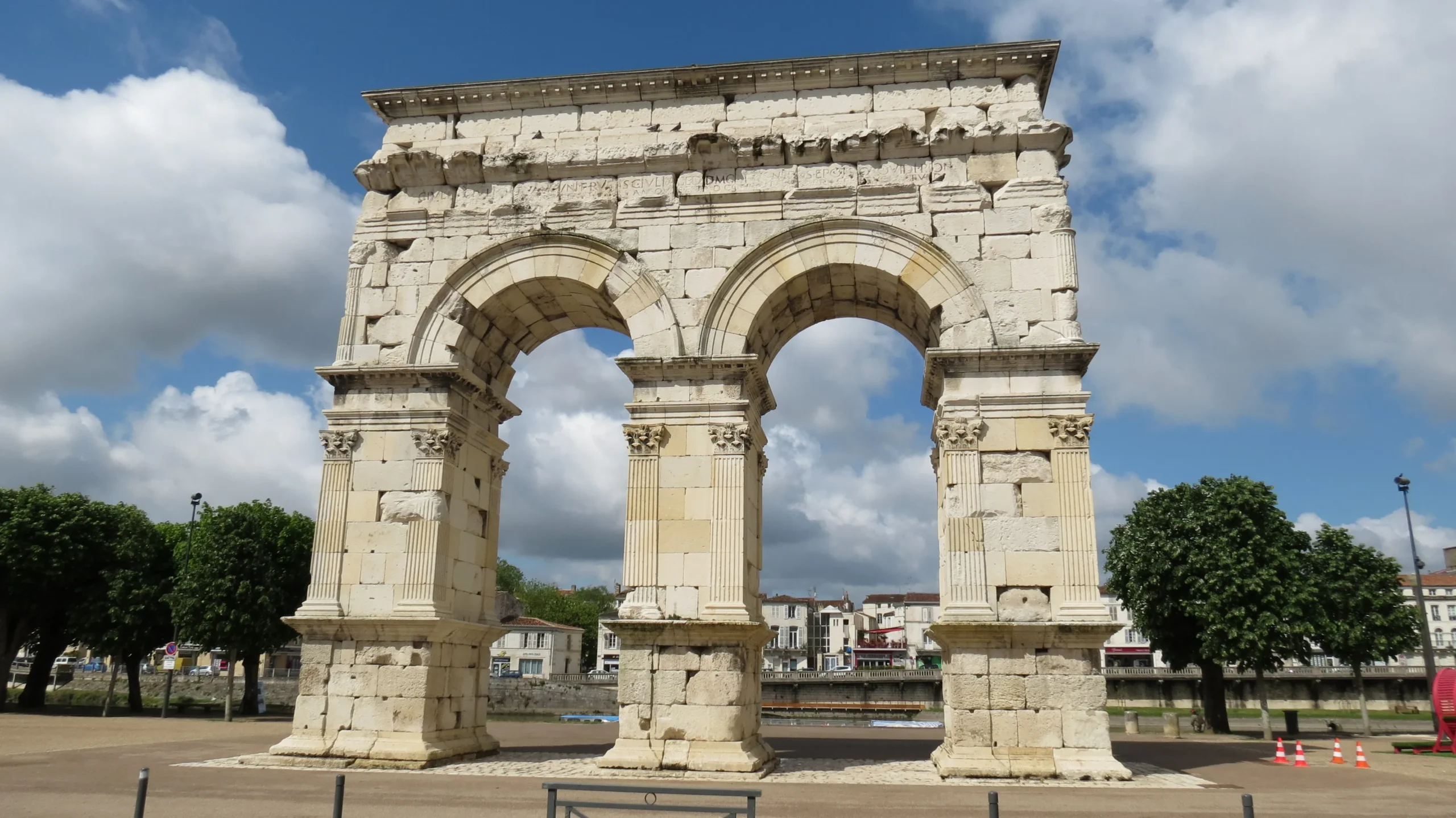 saintes arc de germanicus - magazine afro saintes